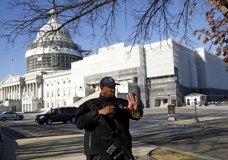 © Reuters. Policial em frente Capitólio, em Washington