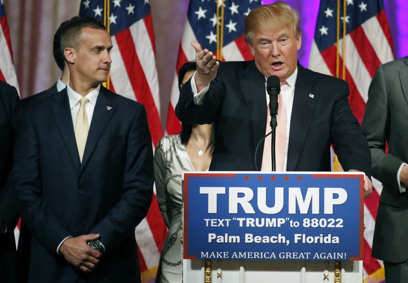 © Reuters. Gerente de campanha Corey Lewandowski ao lado do pré-candidato republicano Donald Trump