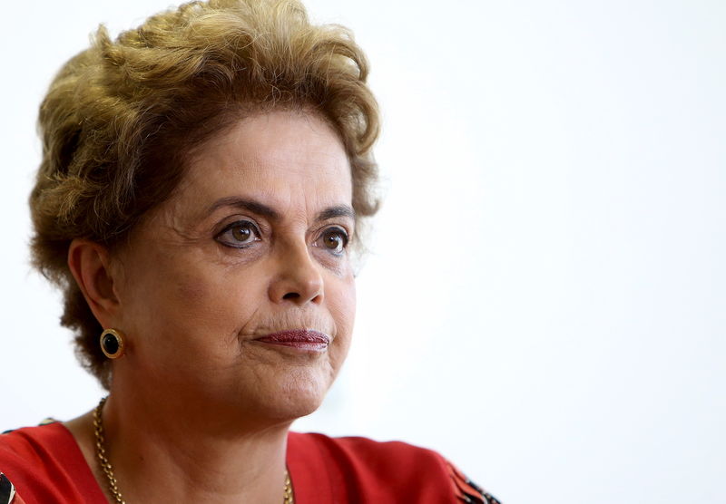 © Reuters. Brazil's President Dilma Rousseff works at her office in Brasilia