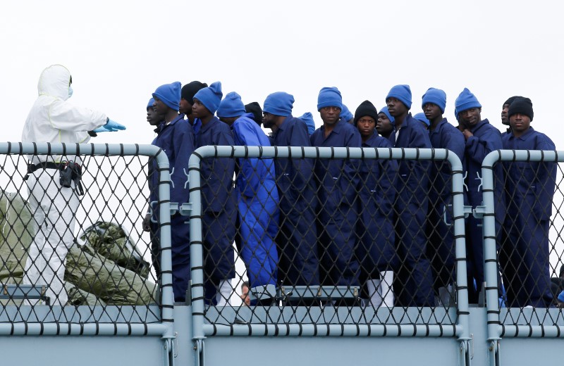 © Reuters. إيطاليا تنقذ نحو 1400 مهاجر في جنوب البحر المتوسط