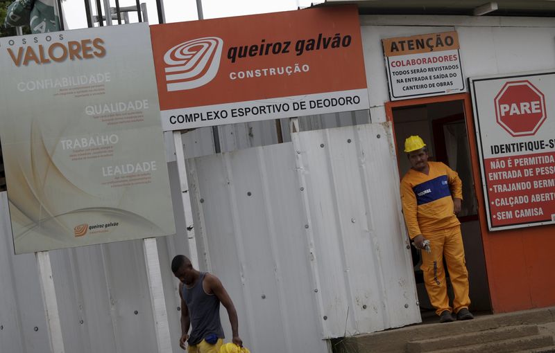 © Reuters. Workers are pictured on the entrance of the Deodoro Olympic Park in Rio de Janeiro