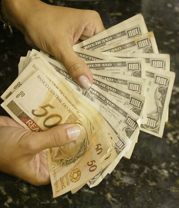 © Reuters. Notas de dólar e real em casa de câmbio do Rio de Janeiro