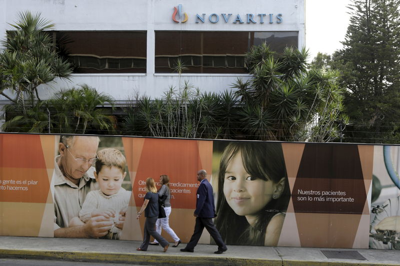 © Reuters. People walk in front of the Novartis headquarters building in Caracas