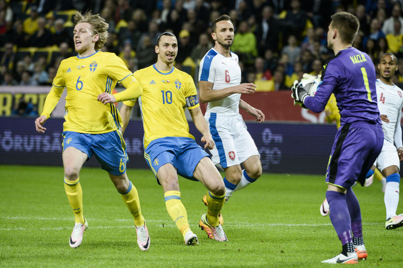 © Reuters. (L-R) Sweden's Forsberg and Ibrahimovic, the Czech Republic's Sivok and goalkeeper Vaclik in action during the friendly international soccer match at the Friends Arena in Stockholm