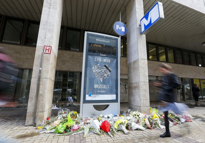 © Reuters. Flores são deixadas diante de metrô em Bruxelas em homenagem a vítimas de ataque 