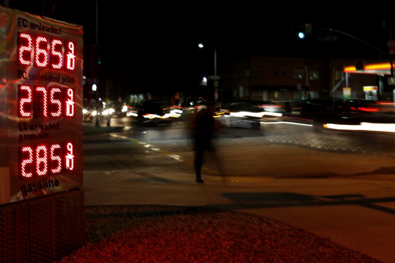 © Reuters. The price of regular unleaded gas is pictured at 2.65 U.S. Dollar per gallon (3.7 Liter) at a Arco gas station in Los Angeles