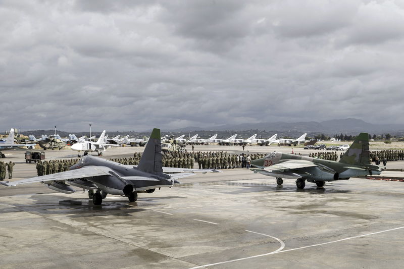 © Reuters. File photo of Russian and Syrian servicemen attending ceremony dedicated to withdrawal of Russian troops from Syria at Hmeymim airbase