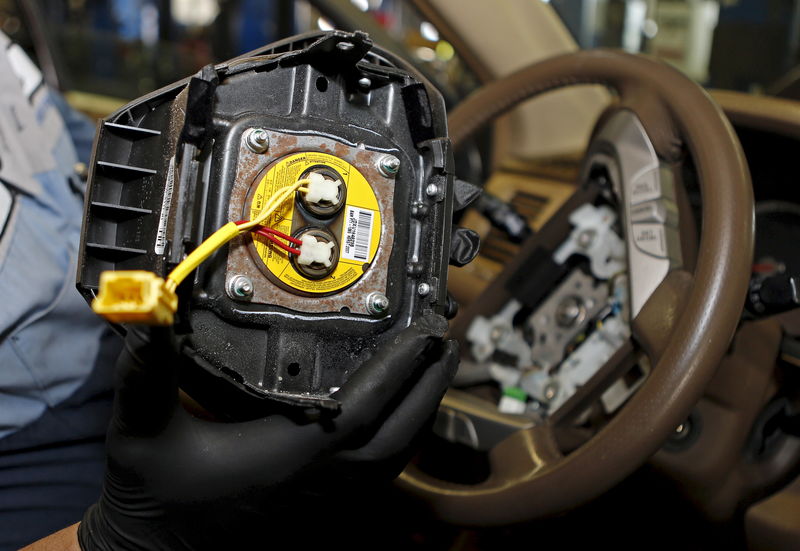 © Reuters. File photo of technician Edward Bonilla holding a recalled Takata airbag inflator in Miami