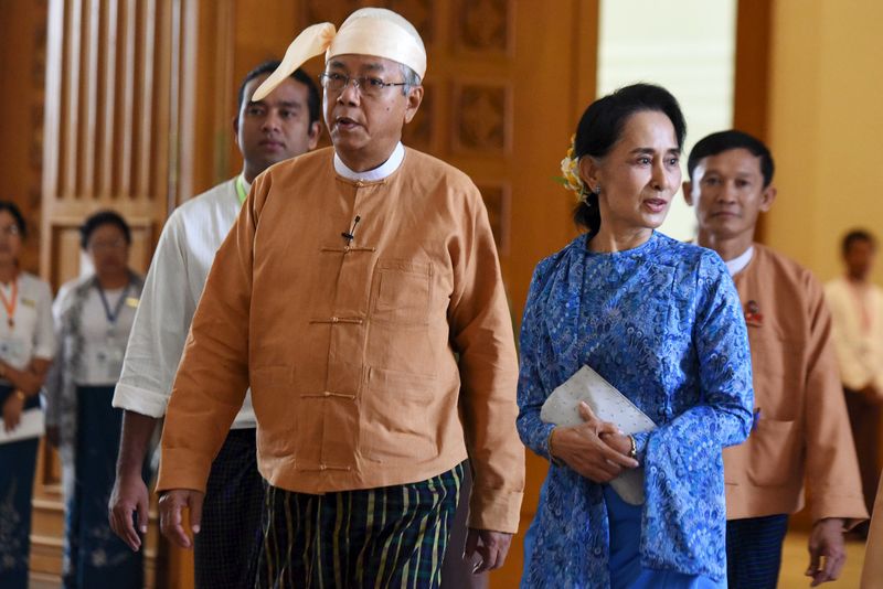 © Reuters. أول رئيس غير مرتبط بالجيش منذ 50 عاما يؤدي اليمين في ميانمار