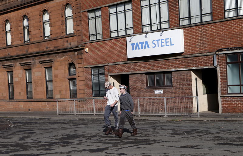 © Reuters. Рабочие у завода Tata Steel в Мотеруэлле, Шотландия