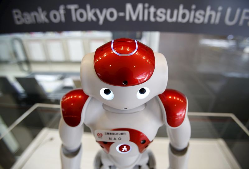 © Reuters. روبوت يستقبل الركاب في مطار ناريتا الياباني ويساعدهم في استبدال العملة