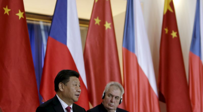 © Reuters. Czech Republic's President Milos Zeman and his Chinese counterpart Xi Jinping attend a news conference at Prague Castle in Prague