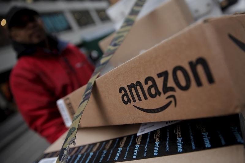 © Reuters. Amazon boxes are seen stacked for delivery in the Manhattan borough of New York City