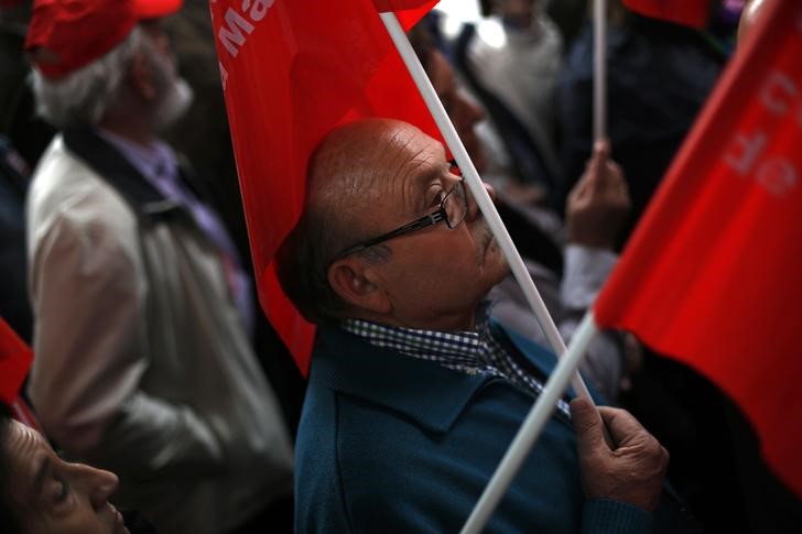 © Reuters. Pensionati durante una protesta