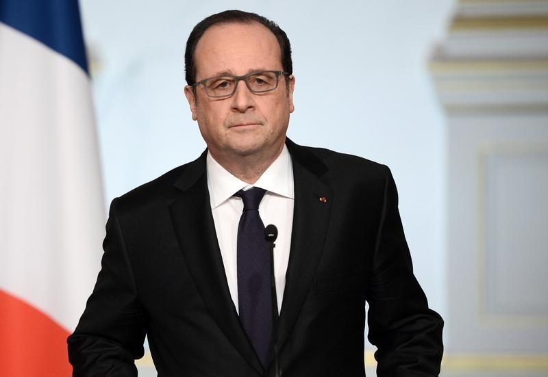© Reuters. الرئيس الفرنسي يتخلى عن مساع لتعديل الدستور