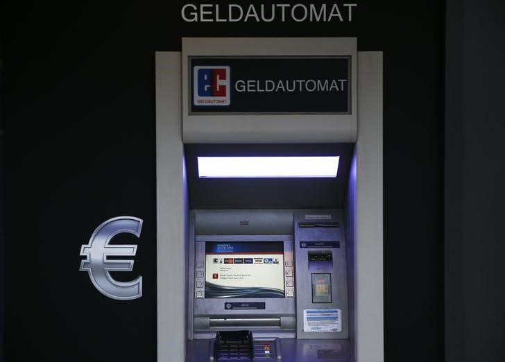 © Reuters. An ATM machine is pictured with a euro sign next to it in Mainz