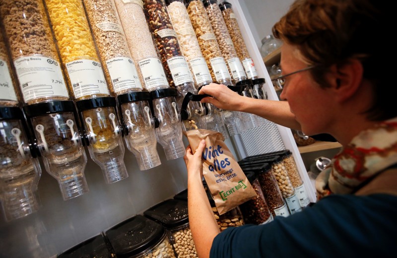 © Reuters. A customer fills up a bag with nuts at the Original Unverpackt zero-waste grocery store in Berlin