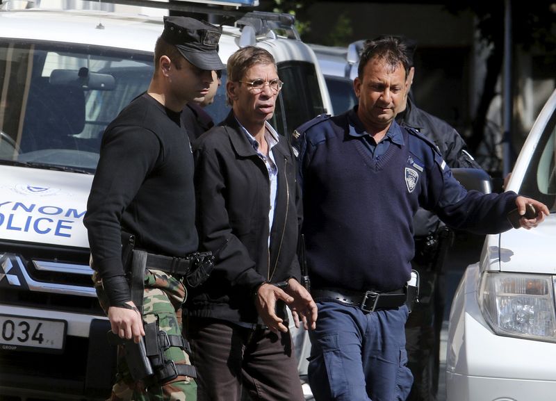 © Reuters. مصدر: مصر تطلب من قبرص تسليم المتهم بخطف طائرة ركاب