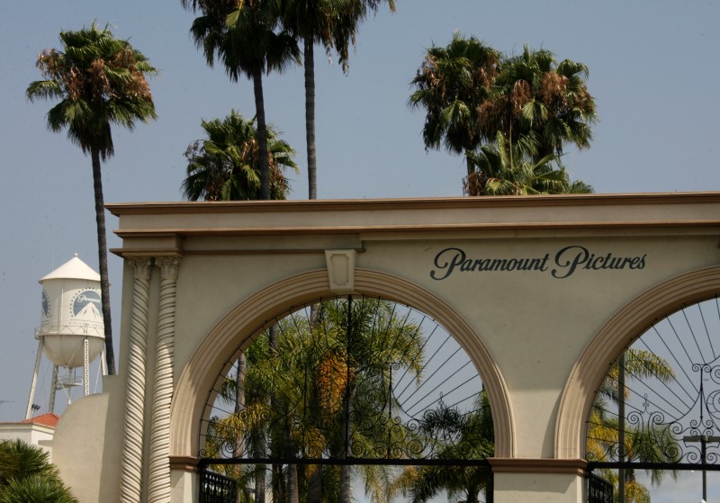 © Reuters. Main gate to Paramount Pictures Studios, a division of Viacom, Inc. is pictured in Los Angeles