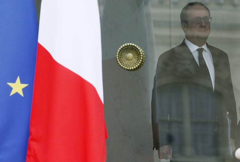 © Reuters. NOUVEAU COUP DUR POUR FRANÇOIS HOLLANDE À UN AN DE LA PRÉSIDENTIELLE