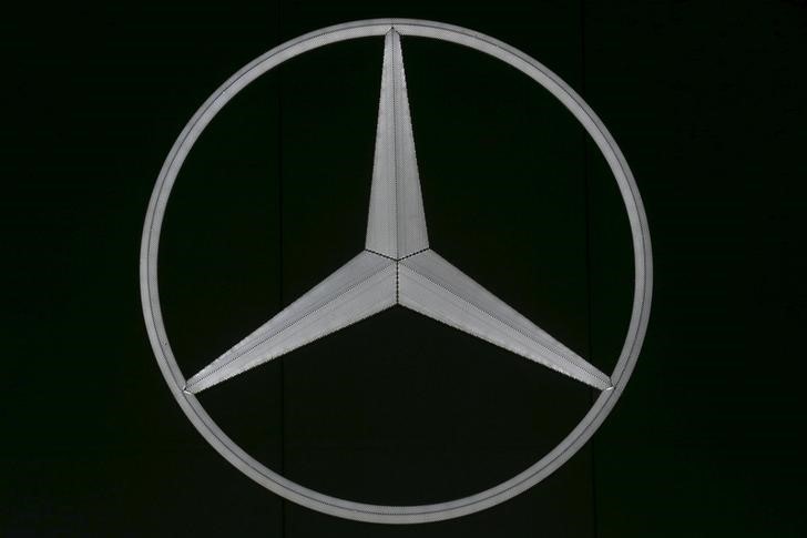 © Reuters. Логотип Mercedes-Benz. заснятый на Мждународной автовыставке в Бангкоке