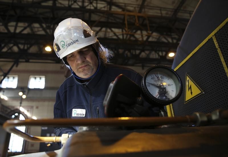 © Reuters. Un tecnico Edison ispeziona una turbina in una centrale idroelettrica del milanese 