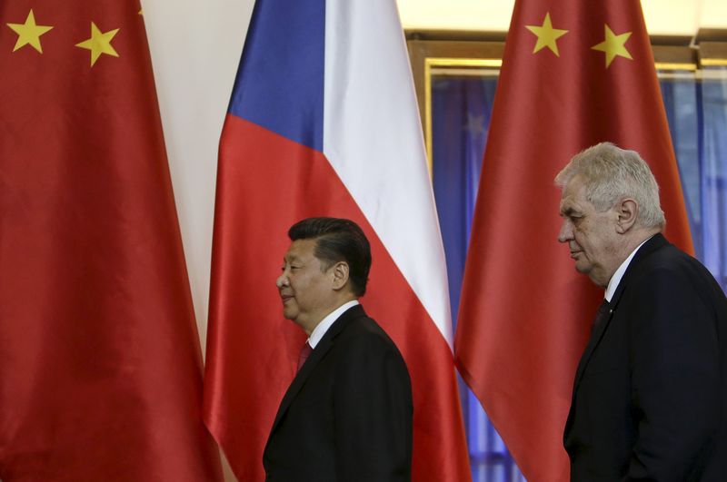 © Reuters. Czech Republic's President Milos Zeman and his Chinese counterpart Xi Jinping leave after a news conference at Prague Castle in Prague