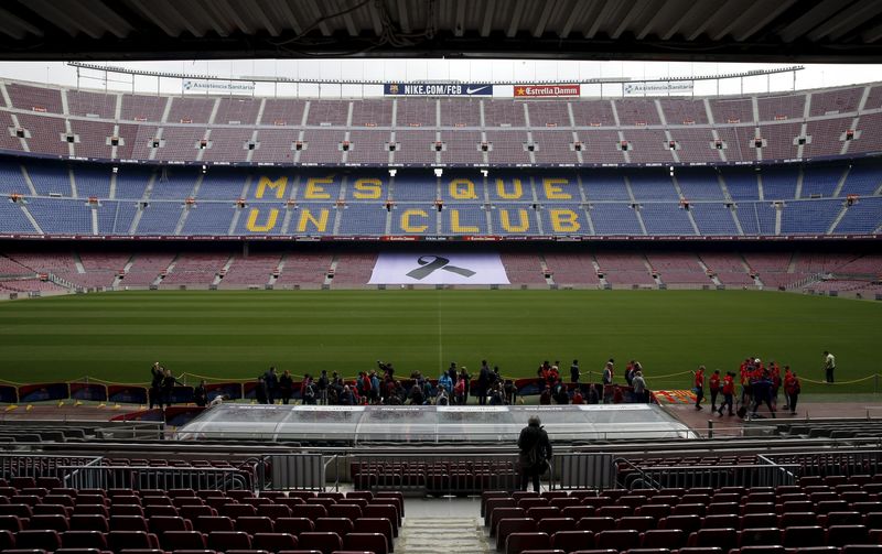 © Reuters. A black ribbon is seen in the grandstands of Camp Nou stadium during the Johan Cruyff memorial in Barcelona