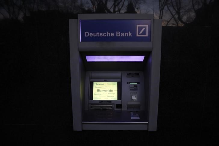 © Reuters. An ATM is seen outside a branch of German Deutsche Bank in Madrid