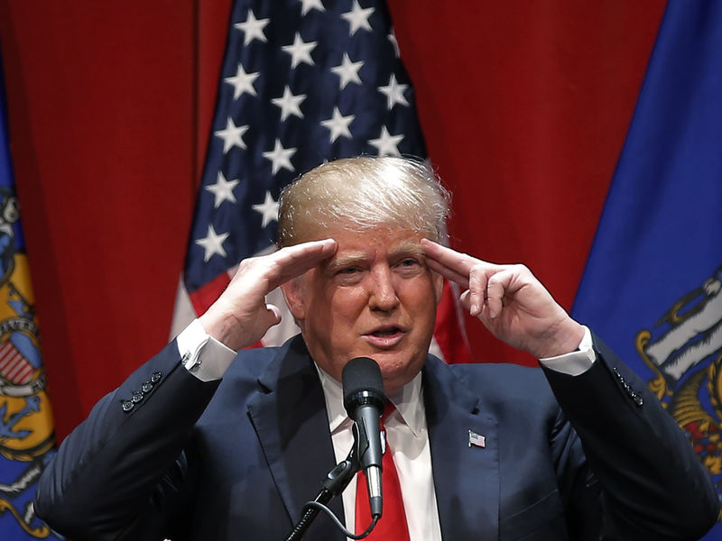 © Reuters. U.S. Republican presidential candidate Donald Trump speaks at a campaign rally in De Pere