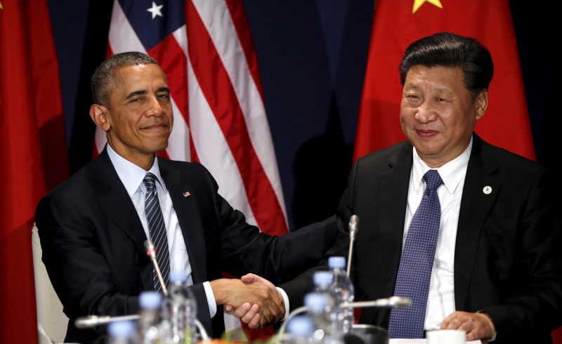 © Reuters. U.S. President Barack Obama shakes hands with Chinese President Xi Jinping during their meeting at the start of the  climate summit in Paris