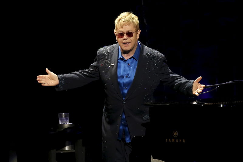 © Reuters. Cantor Elton John durante show em Nova York