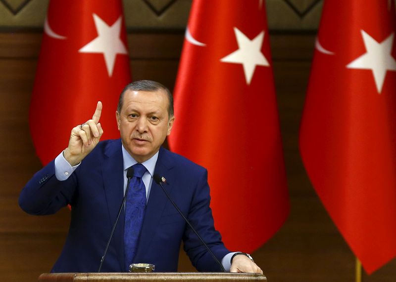 © Reuters. Turkish President Tayyip Erdogan makes a speech during his meeting with mukhtars at the Presidential Palace in Ankara