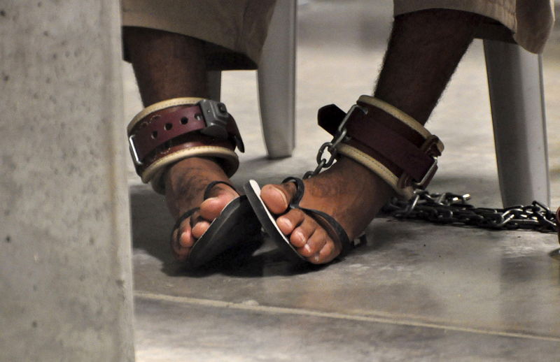 © Reuters. File photo of Guantanamo detainee's feet shackled to the floor as he attends a "Life Skills" class at Guantanamo Bay U.S. Naval Base