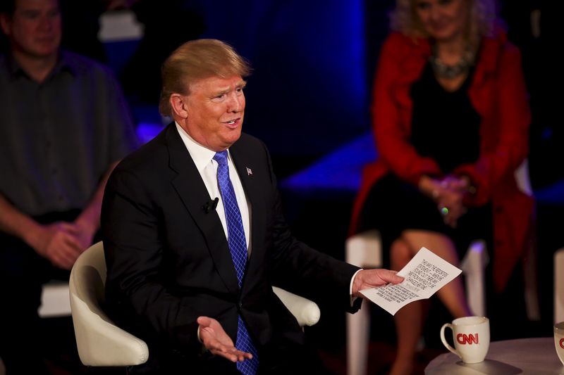 © Reuters. Republican U.S. Presidential candidate Donald Trump speaks at the CNN Town Hall at Riverside Theater in Milwaukee