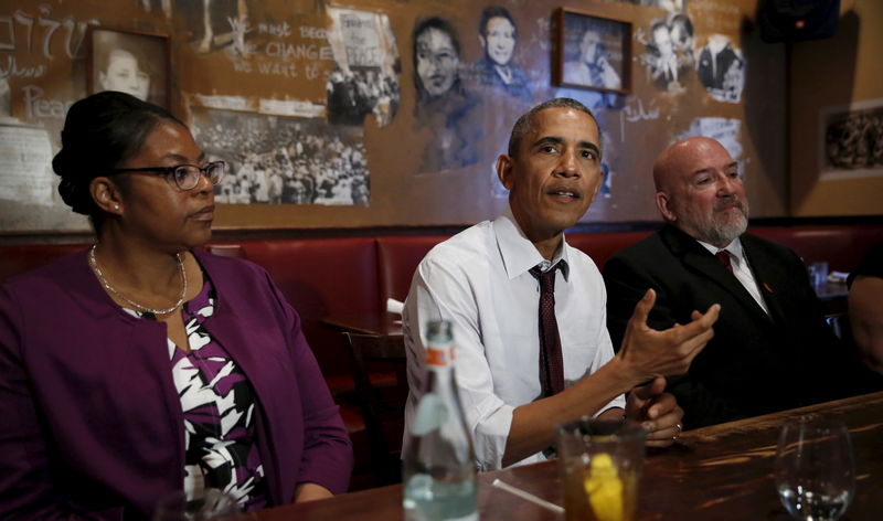 © Reuters. Obama conversa com pessoas que estiveram presas e receberam comutações 