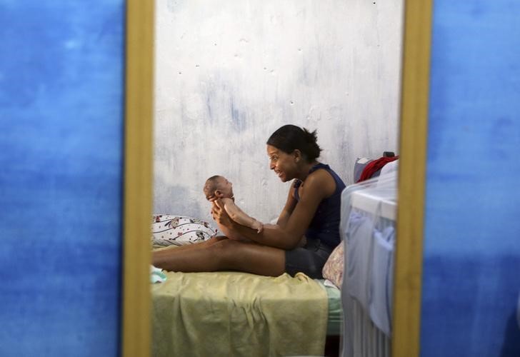 © Reuters. Mãe com bebê com microcefalia em Recife 