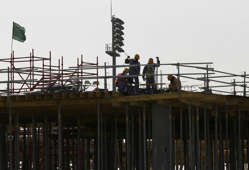 © Reuters. Migrant labourers work at a construction site at the Aspire Zone in Doha