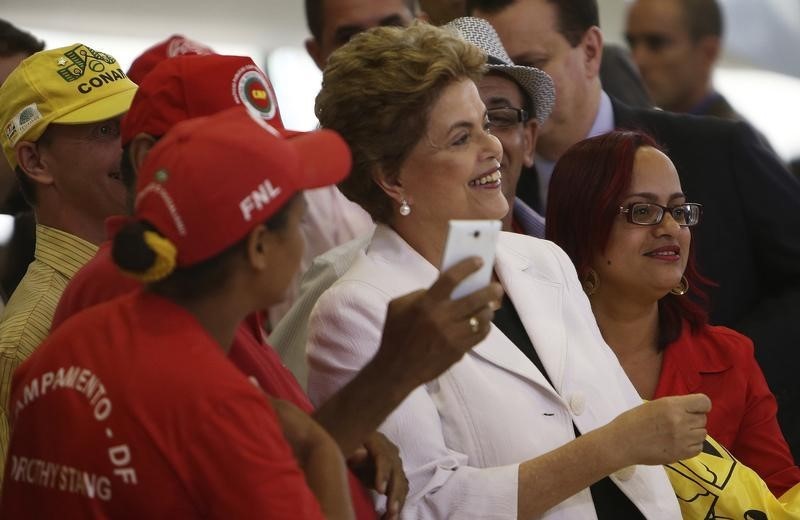 © Reuters. Rousseff se esfuerza para mantener unida la coalición de gobierno en Brasil