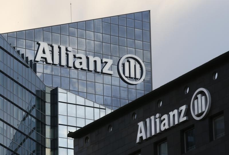 © Reuters. Il logo di Allianz, la più grande società assicurativa europea, sulla sede parigina della Defense