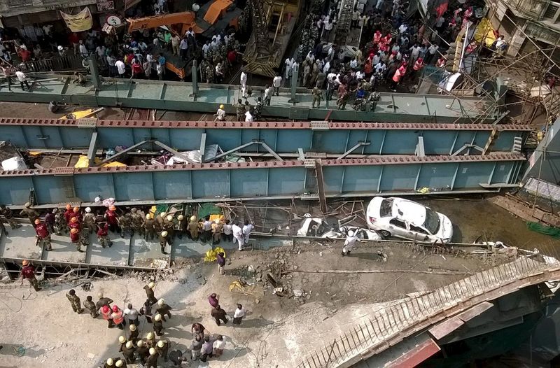 © Reuters. Al menos 10 muertos y 150 atrapados tras derrumbarse una carretera elevada en India 