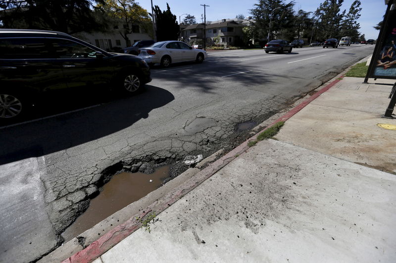 © Reuters. A pothole is pictured on the street of Los Angeles