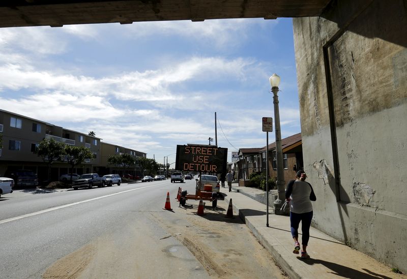 © Reuters. A mobile electronic street sign informs drivers of a detour ahead in San Diego