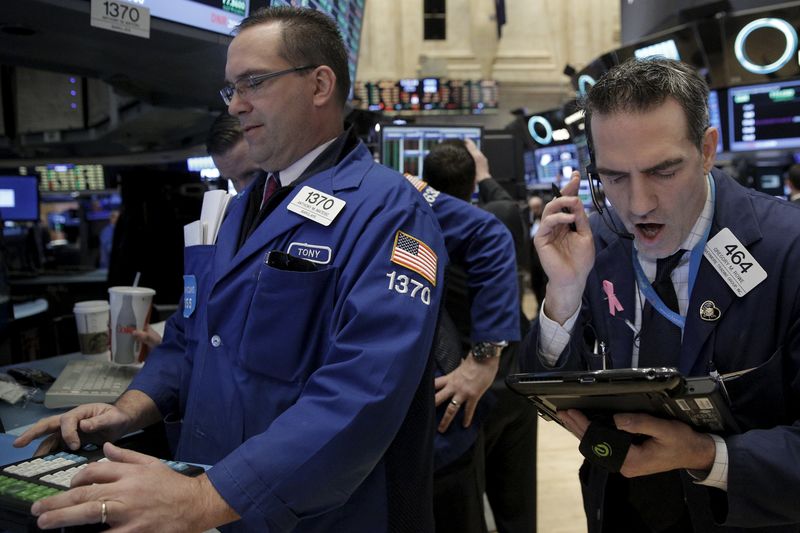 © Reuters. Traders work on the floor of the NYSE 