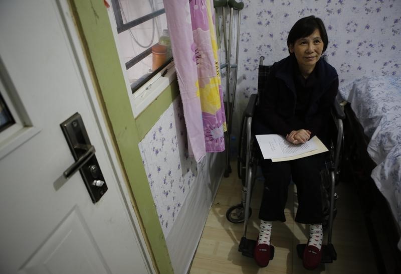 © Reuters. Disabled Chinese rights lawyer Ni Yulan sits on a wheelchair during her interview with Reuters at their home in Beijing