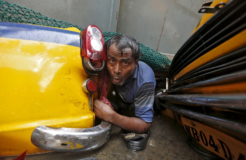 © Reuters. A man is seen trapped amid the debris of an under-construction flyover after it collapsed in Kolkata