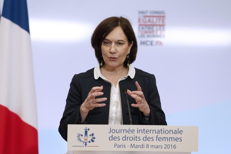 © Reuters. انتقاد وزيرة فرنسية لتشبيهها المحجبات بالعبيد