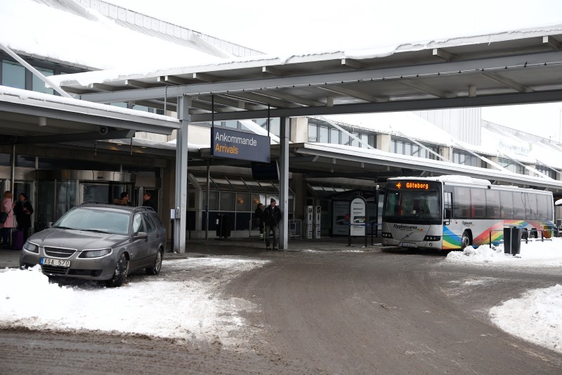 © Reuters. إغلاق أجزاء من صالة رحلات داخلية في السويد بعد العثور على أكياس مشبوهة