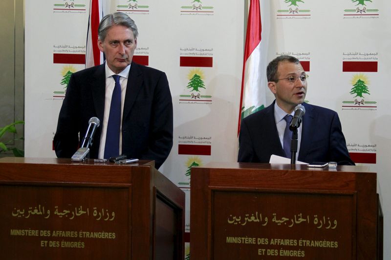 © Reuters. Lebanon's Foreign Minister Gebran Bassil speaks during a joint news conference with Britain's Foreign Secretary Philip Hammond in Beirut