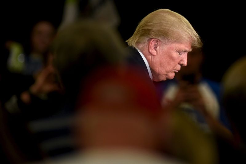 © Reuters. Republican U.S. presidential candidate Donald Trump leaves the stage after speaking at a town hall event in Appleton